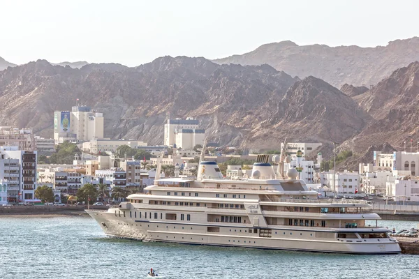 Yate del Sultán Qaboos en Muttrah, Omán — Foto de Stock