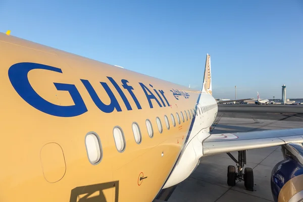 Aviões da Gulf Air no Aeroporto Internacional do Qatar — Fotografia de Stock