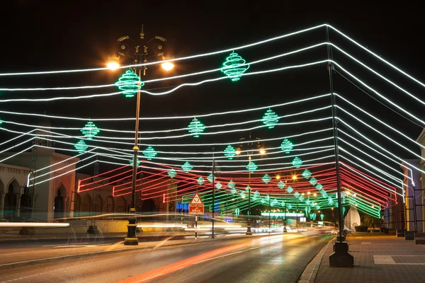 Straat in Muscat versierd met lichten. Oman, Midden-Oosten — Stockfoto