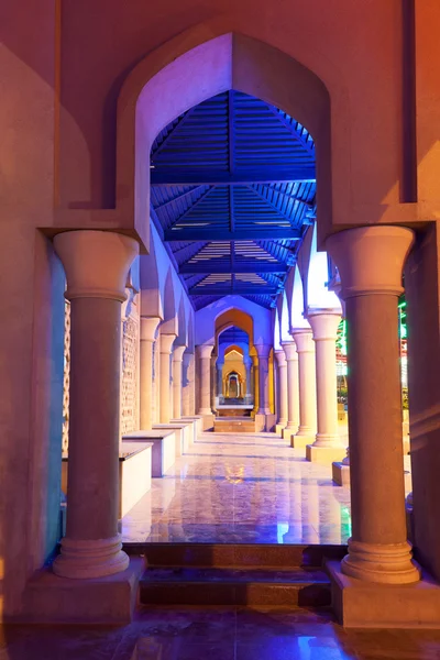 Archway verlicht 's nachts. Muscat, Oman — Stockfoto