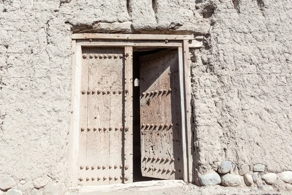 Porta em uma ruína de uma antiga aldeia Omani — Fotografia de Stock