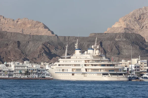 Jacht van Sultan Qaboos in Muttrah, Oman — Stockfoto