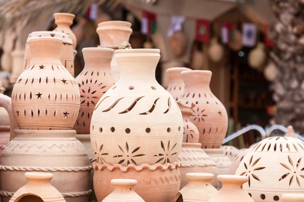 在 Nizwa，阿曼出售的陶瓦罐 — 图库照片