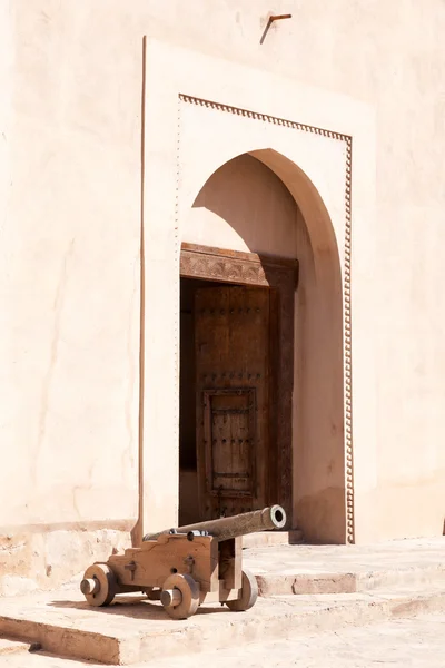 Oude kanon op het fort van Nizwa, Oman — Stockfoto