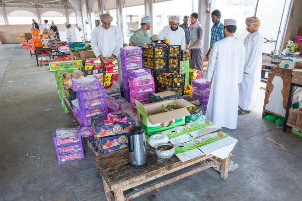 Omanu mężczyźni na rynku w Nakhl, Oman — Zdjęcie stockowe