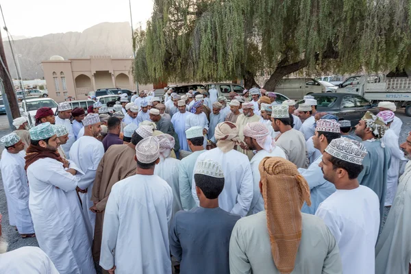 Omanu mężczyźni na rynku w Nakhl, Oman — Zdjęcie stockowe