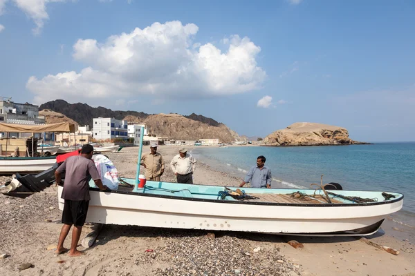 Omani fishermen with their boat — Stok fotoğraf