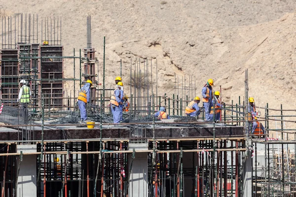 Trabajadores en una obra de construcción — Foto de Stock