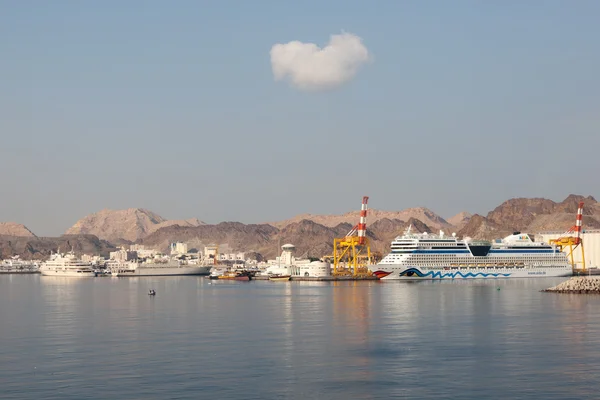 Aida Stella cruise liner Muscat, Umman — Stok fotoğraf