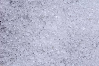 Düz bir zemin üzerinde deniz tuzu ile detaylı bir zemin bulunuyordu.