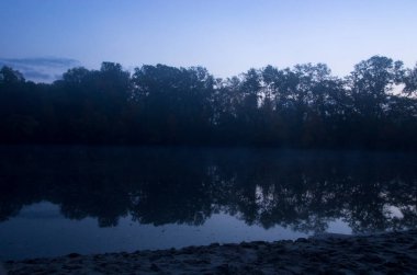Sessiz bir nehrin üzerinde sonbahar şafağı