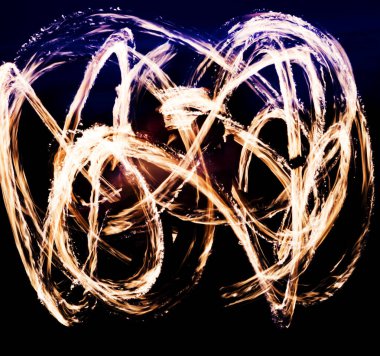 Karanlık gökyüzündeki bir yangın gösterisinden ışıklar, arka plan