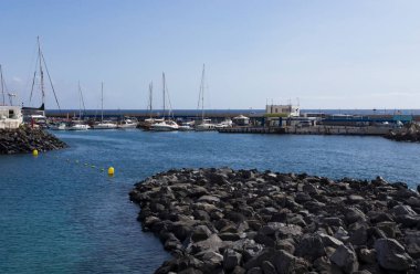 İçinde yatlar olan deniz kıyısında küçük bir koy.