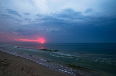 Denizin üzerinde renkli bulutlu gün doğumu, manzara