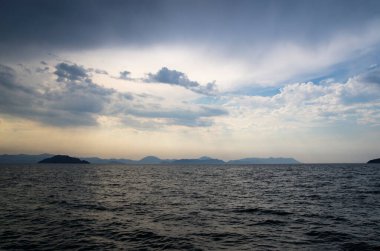 Ufukta adalar olan deniz manzarası