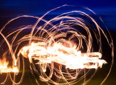 Karanlıkta, arka planda renkli ateş gösterisi