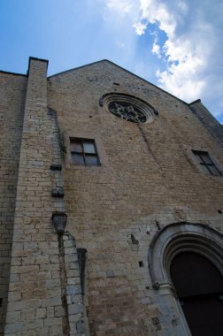 İspanya 'da gökyüzüne karşı bir Katolik kilisesi cephesi 