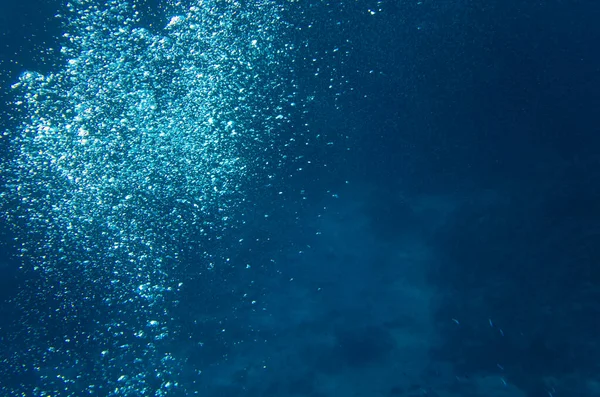 海底から空気の泡が立ち上がる — ストック写真