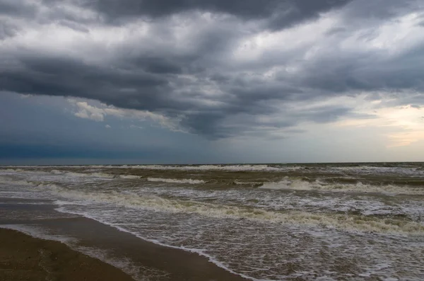 Karanlık gökyüzü ile fırtınalı deniz manzarası 