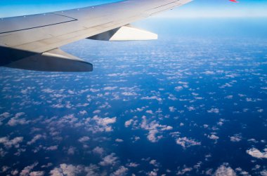 Gökyüzüne karşı bulutlu uçak kanadı 