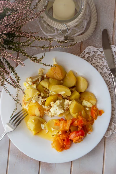 Βραστές Πατάτες Λαχανικά Λευκό Πιάτο Επίπεδη Άποψη — Φωτογραφία Αρχείου