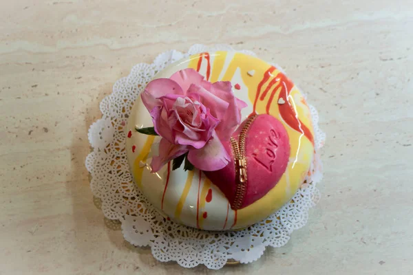 食用バラで飾られたチョコレートの心を持つムースケーキ フォンダント フラワー セント バレンタインデー — ストック写真
