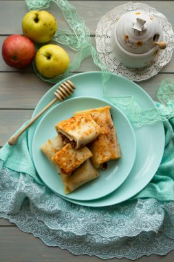 Elma ve ballı gözleme, dikey görüntü.