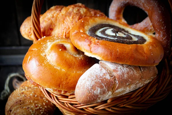 Pão fresco misturado e pães. Pães rústicos fecham. Conceito alimentar — Fotografia de Stock