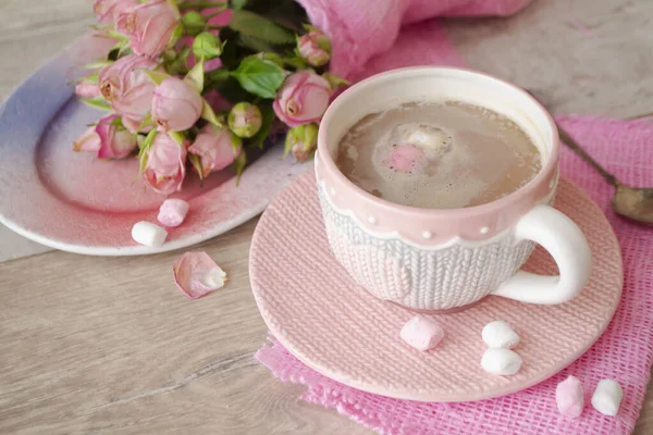 Cocoa chocolate cup with hot drink and white and pink marshmallow, cacao in mug with pink roses, holiday coffee house shop, romantic decoration, cup with knitted effect — Stock Photo, Image
