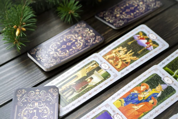 Conjunto de cartas viejas del tarot, concepto de adivinación en tiempo de Navidad Fotos De Stock