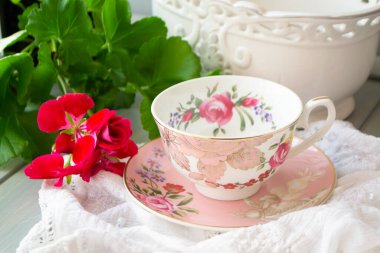 Pembe vintage retro bardak, sardunya çiçeğiyle kaplandığında beyaz vintsge peçetesi