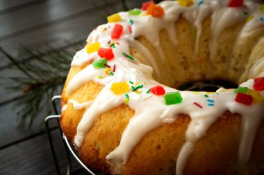 Beyaz jöleli kek. Koyu kırsal arka plana yakın.