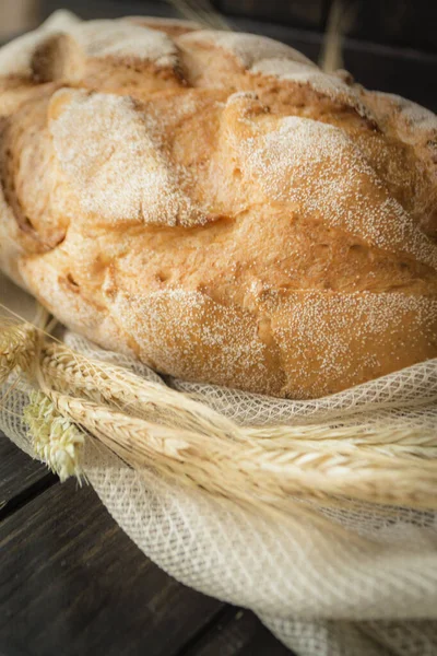 Pão Multi Grão Recém Assado Fundo Madeira Escuro Rústico Baixa — Fotografia de Stock