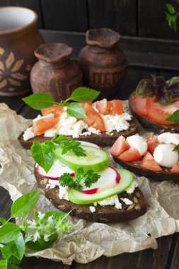 Yumurtalı tost sandviçleri, turp, domates, salatalık, avokado ve tatlı biber çeşitleri.
