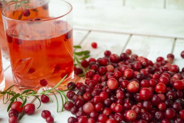 Bir bardakta olgun kızılcık. Berry sağlıklı komposto, kapat.