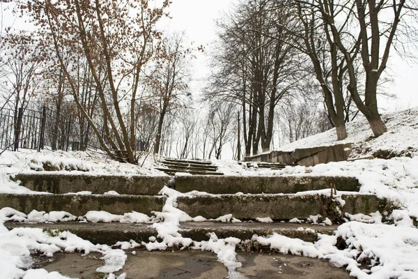 Sten betong snötäckta trappor i staden på vintern. Trappan till himlen. — Stockfoto