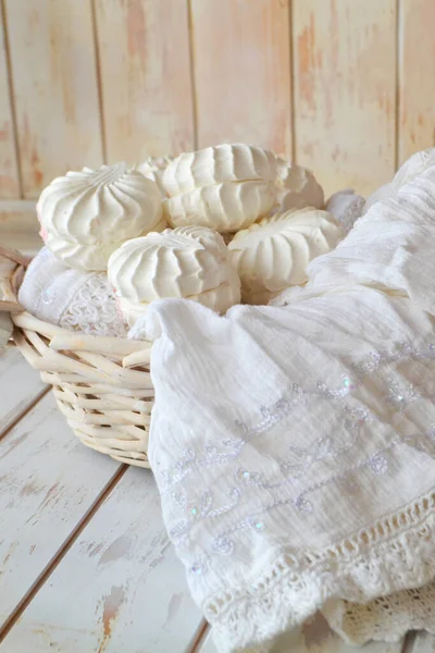 Rusia Makanan Penutup Zefir Marshmallow Lembut Dengan Latar Belakang Kayu — Stok Foto