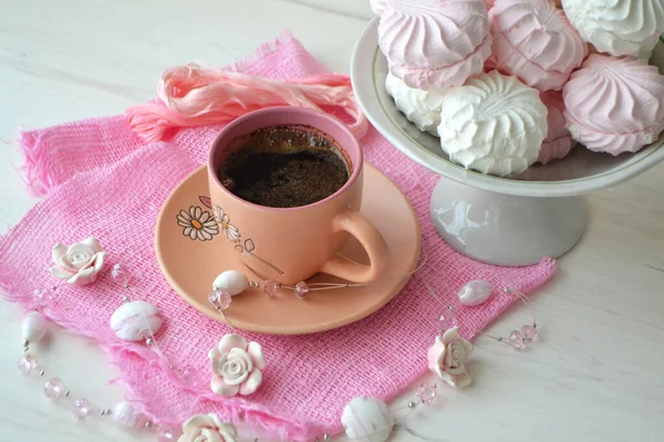 Sobremesa Russa Marshmallow Zefir Placa Branca Com Xícara Café Fundo — Fotografia de Stock