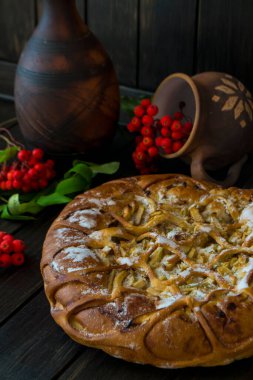 Sonbahar elmalı turtası ahşap masada, dikey görüntü, yakın çekim.