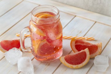 Taze pembe greyfurt kokteyli. Greyfurtlu ve buzlu taze yaz kokteyli. Bir bardak greyfurt mojito.