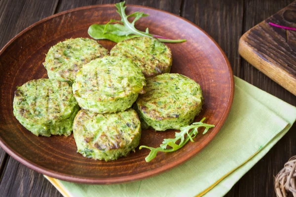 スパイスと生の緑の鶏とほうれん草バーガー健康的な概念を食べる — ストック写真