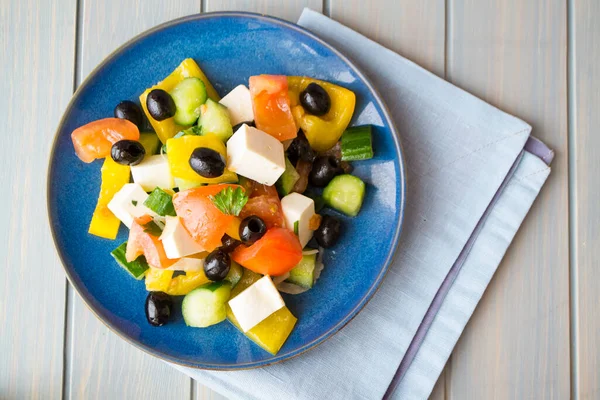 Řecký salát z bio zeleniny s rajčaty, okurkou, červenou cibulí, olivami a sýrem feta. Plocha — Stock fotografie