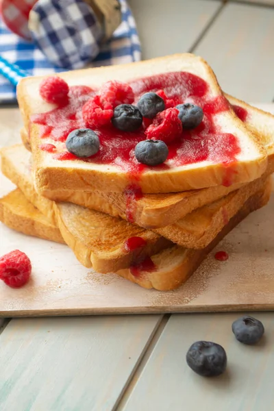 Бутерброды Ягодами Французский Бутерброд Малиной Черникой Завтрак Вертикальное Изображение — стоковое фото