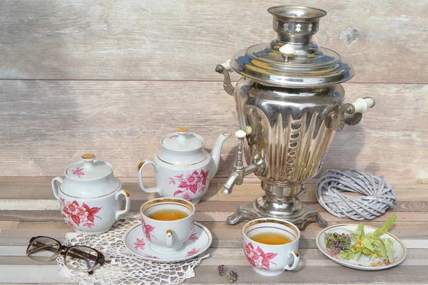 Tea Party Vecchio Samovar Tazze Teiera Una Giornata Estiva Tradizione — Foto Stock