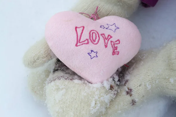 Coração rosa em luvas de lã quente branco — Fotografia de Stock