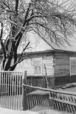 Beyaz Rusya ya da Rus köyündeki eski ahşap ev.