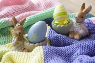 Renkli arka planda güzel Paskalya yumurtaları ve tavşancık.