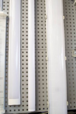 farklı tip lambalar, sergi duvarı