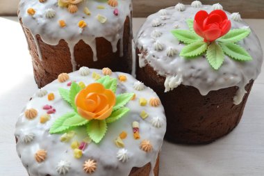 Parlak Paskalya pastaları, krema ve renkli şekerlerle süslenmiş.