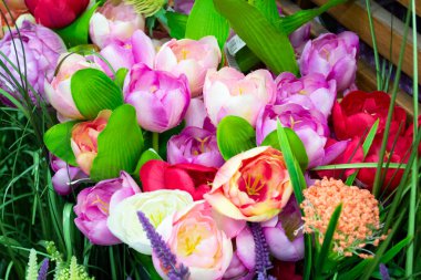 Kumaş çiçek süslemeleri, yapay bitki karışımı. Yakın plan.